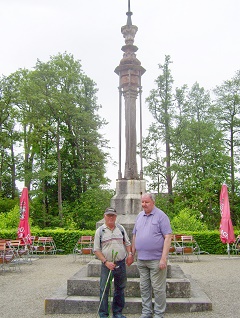 Foto von Alfred und Josef vor dem Sissischloss